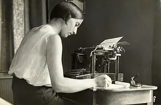 Cor Aalten aan het werk als stenotypiste in 1932