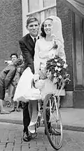 Trouwen op de fiets, met Rietje Schulte (1964)