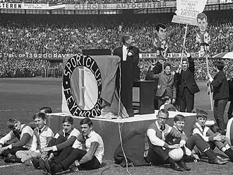 Cor Steyn in het Feyenoord stadion voorafgaand aan de wedstrijd tegen GVAV (1-1) waarin Feyenoord voor de 9e keer landskampioen wordt (1965)
