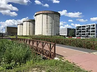 De brug met op de achtergrond de silo's van het Zeeburgereiland