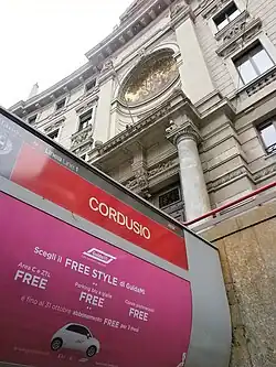 De ingang aan de oostkant van het plein