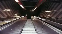 De roltrappen in het station