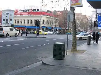 Op de hoek met Lonsdale Street.