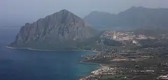 Zicht op frazione Cornino en Monte Cofano gezien vanaf Erice