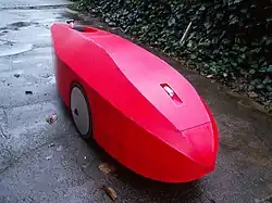 Een zelfgebouwde velomobiel van hergebruikt plastic