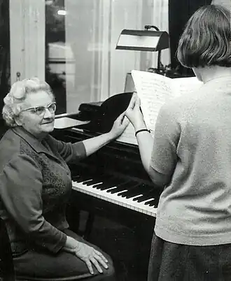 Corry Beversluis met een studente