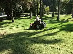 Onderhoud van openbaar groen met een zitmaaier in Spanje