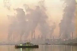 Velserpont met de Hoogovens op de achtergrond in 2000.