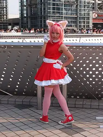 Cosplayer, uitgedost als Amy Rose