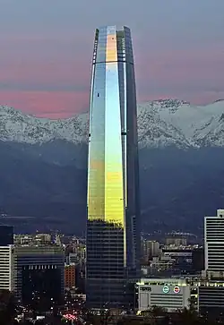 Gran Torre Santiago in de avond