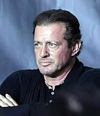 Costas Mandylor vertolker van Mark Hoffman