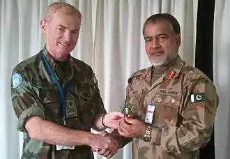 Een Iers militair waarnemer en de Pakistaanse commandant van UNOCI in maart 2014.