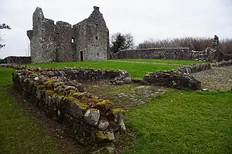 Tully Castle met binnenplaats, gezien vanuit het zuidwesten.