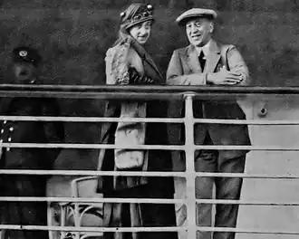 Op de tentoonstelling in 1933 werden foto's geëxposeerd uit het familieleven van Louis Couperus, zoals deze met zijn echtgenote