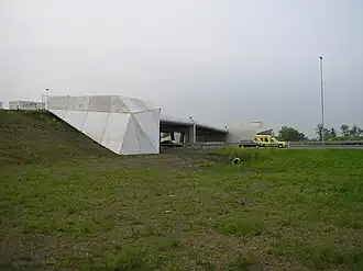 Viaduct van de A2 in de Diefdijk. Er zijn schuiven in aangebracht waarmee de snelweg bij hoogwater kan worden afgesloten