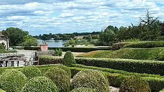 Zicht op de Loire vanaf terras en tuin van het kasteel