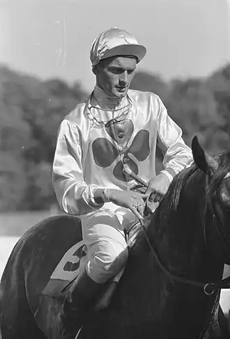 Henk van der Kraats als winnaar van de derby op Duindigt in 1959