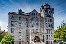 Voorkant van het St. John's Court House