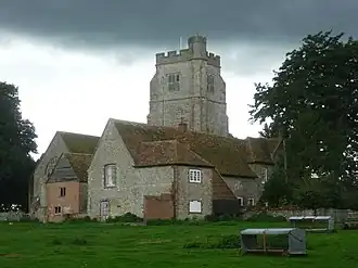 Dorpskerk van Aldingham met rechtbank op de voorgrond