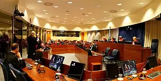 Een rechtszaal van het tribunaal.