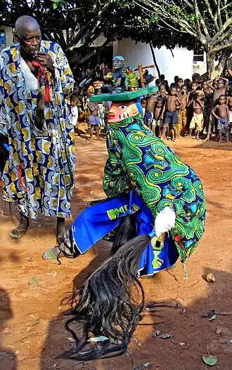 De marionetpoppen op het masker kunnen bewegen, Gelede