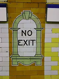 Cartouche bij de ingang van het perron