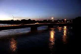De oude brug over de rivier Taquari in Coxim bij nacht
