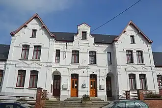 Gemeentehuis en school