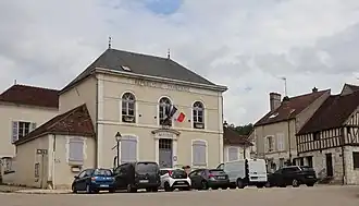 Het gemeentehuis te Cravant