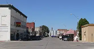 2nd Street, gezien in noordelijke richting vanaf Linn Street