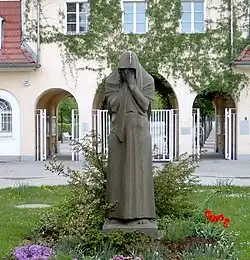 Treurende vrouw door Fritz Cremer, Kerkhof van Baumschulenweg