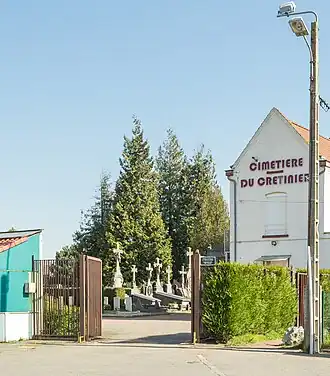 De toegang tot de begraafplaats in 2019