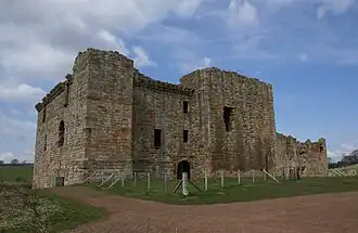 Crichton Castle vanuit het zuidoosten met rechts de donjon