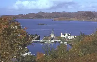 Het kanaal in Crinan met de zee op de achtergrond
