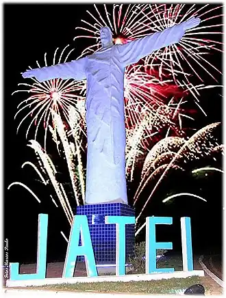 Christusbeeld met vuurwerk in Jateí