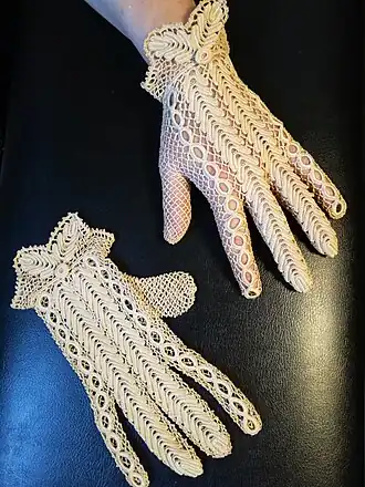 Gehaakte kanten handschoenen, mogelijk gedragen bij een huwelijk in 1912
