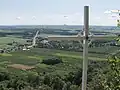Kruis op de top; aan de horizon een andere Montérégie-heuvel