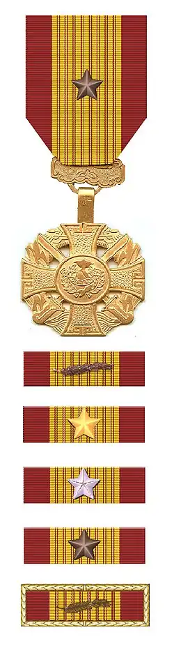 Kruis met bronzen ster en batons