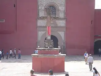 Kruismonument op het plein van San Mateo