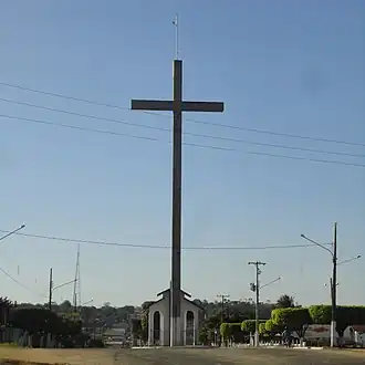 Groot kruis bij de ingang van Jauru