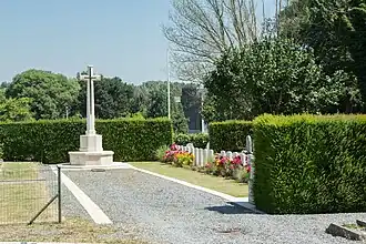 Brits perk met Cross of Sacrifice