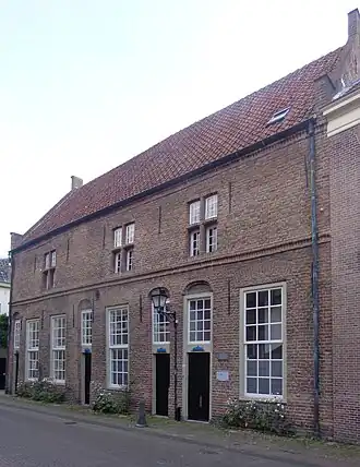 Langgerekt pand, bestaande uit vier woningen, genaamd: Caffagne of Convanje