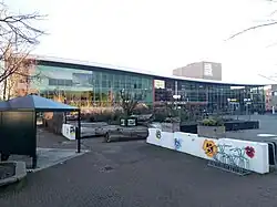 Buitenkant van het gehele gebouw aan het raadhuisplein