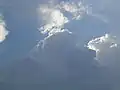 Cumulus congestus in de buurt van cirrocumulus (bovenaan)