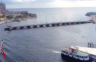 De brug gaat open; een veerpont is in actie als vervangend vervoer, Sint Annabaai, 2000.