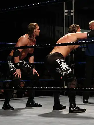 Curt Hawkins (links) en Zack Ryder (rechts)