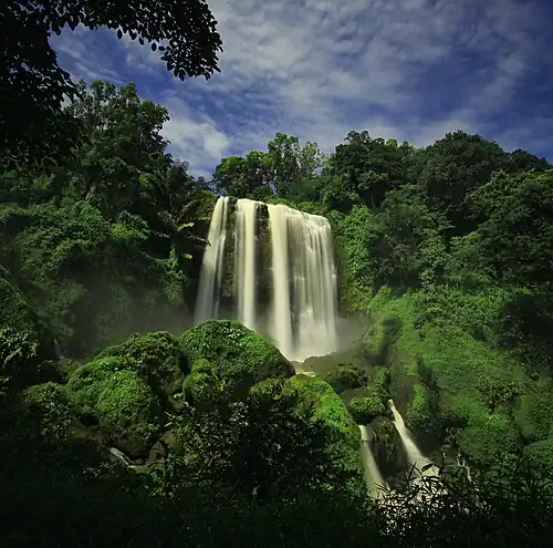 De Sewu Sukerejo-waterval (Patean), is een van de watervallen in het Kendal-gebied, Midden-Java