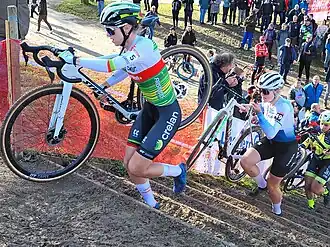 Inge van der Heijden tijdens de Wereldbeker in het Franse Troyes in november 2023