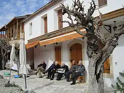 Plaatselijke bevolking genietend van de zon