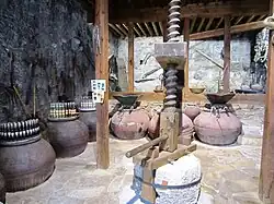 Wijnmuseum met grote wijnpers